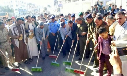 رئيس الجامعة يدشن حملة النظافة الشاملة